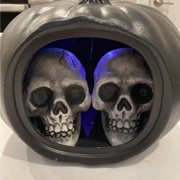 Light Changing Skull Pumpkin - Picture 3 of 9